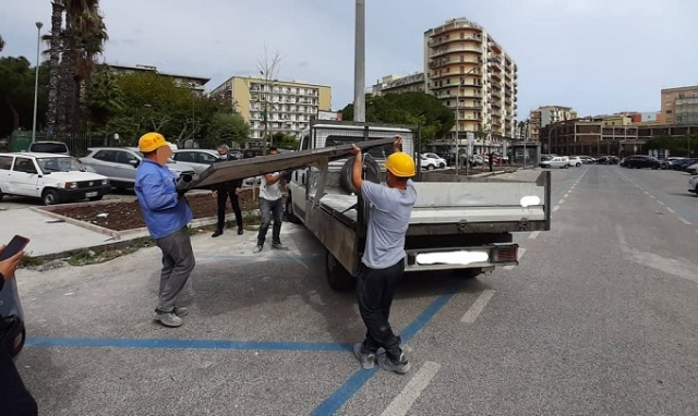 Siracusa, pannelli pubblicitari nella nuova aiuola di piazza Adda: un titolare "Impianti autorizzati"