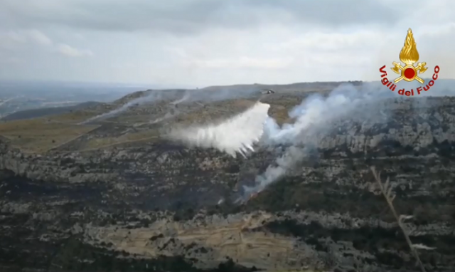 Emergenza incendi ad Avola in contrada Monte d'Oro: in azione un canadair