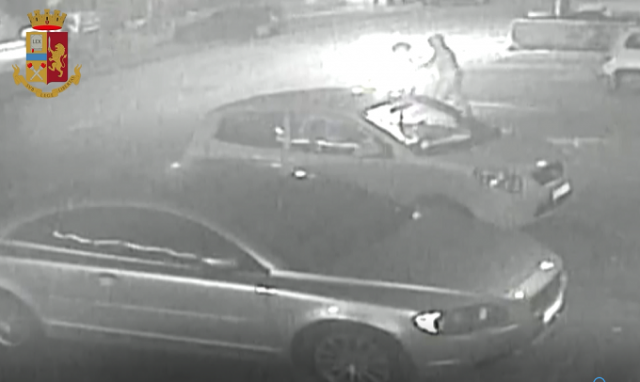 Siracusa, danno a fuoco un'auto: avviso conlusione indagini per 3 giovani