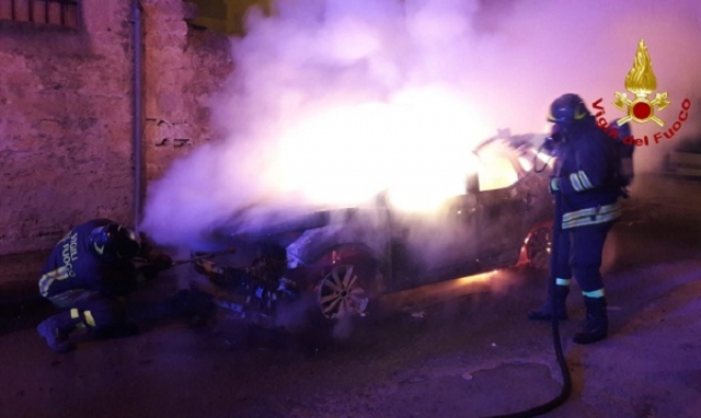 Rosolini, auto distrutta dal fuoco in via Tenente Savarino