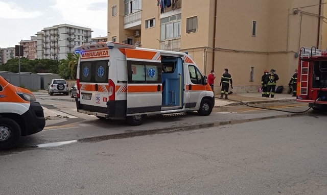 Siracusa, incendio in casa in via Antonello da Messina: 3 in ospedale