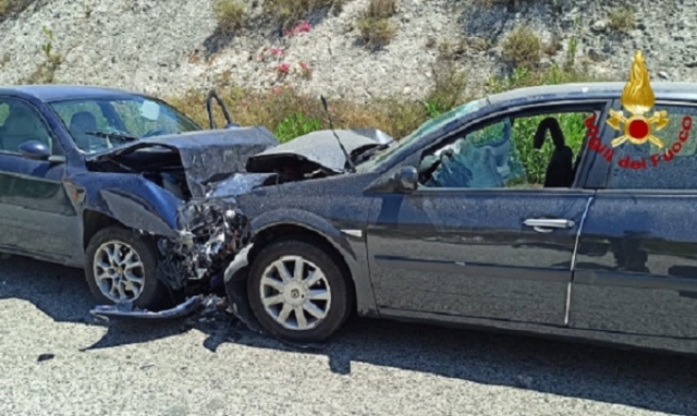 Incidente stradale tra due auto allo svincolo Siracusa nord: 4 feriti