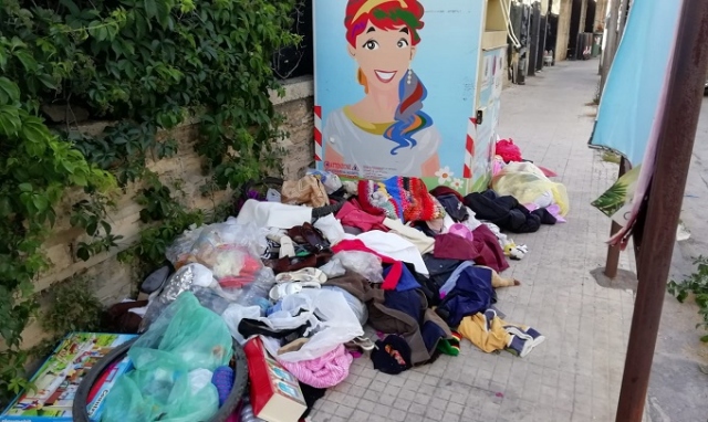 Siracusa, indumenti usati riversati sul marciapiede: pedoni costretti a scendere sulla strada