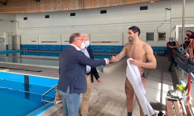 Filippo Magnini, a Noto per un programma tv, si allena alla piscina comunale