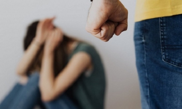 Maltrattamenti alla ex compagna, per l'uomo violento ammonimento e sospensione della patente