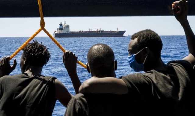 Veliero nelle acque del Siracusano con migranti a bordo: fermati due moldavi