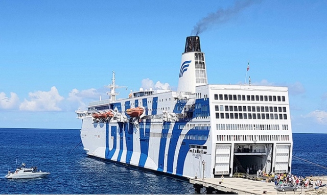 Lampedusa, attracca nave quarantena: trasferiti in 600 