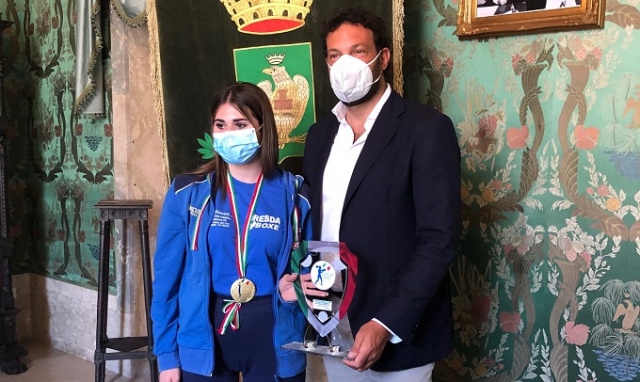 Siracusa, il sindaco Italia premia Carlotta Abbate campionessa italiana 2020 di boxe