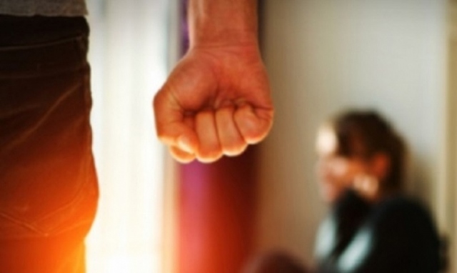 In casa con la moglie, l'amante e le 4 figlie, vittime per anni di maltrattamenti e lesioni: arrestato 32enne siracusano