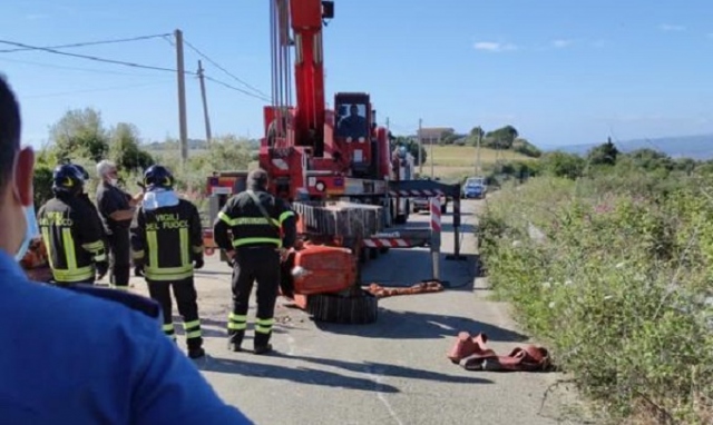 Si ribalta trattore con rimorchio su strada al confine tra Priolo e Sortino: gravi due giovani