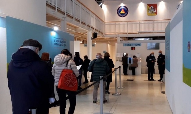 Vaccini, da domani per gli over 40 AstraZeneca senza prenotazione