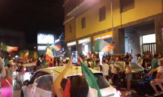 Siracusa, la Nazionale italiana batte l'Austria: la festa dei tifosi azzurri in corso Gelone