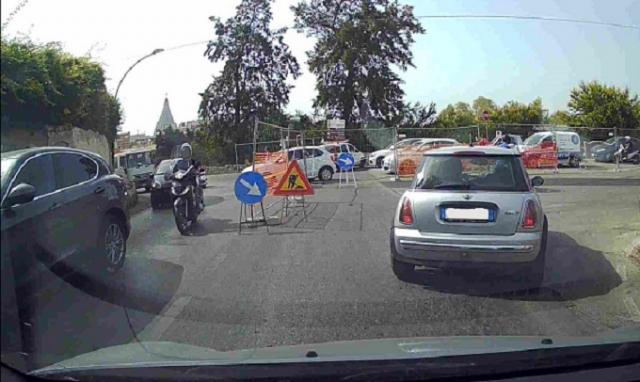 Siracusa, caos in via Necropoli Grtotticelle per lavori in corso