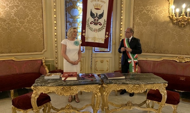 L’ambasciatrice di Polonia in visita a Noto. scambio di doni a Palazzo Ducezio