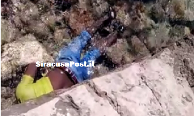 Cadavere di un giovane di extracomunitario affiora tra gli scogli di Fontane Bianche