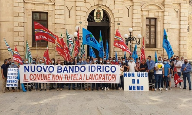 Siracusa, bando servizio idrico: sit in dei lavoratori contro criticità della clausola sociale "Non uno di meno"