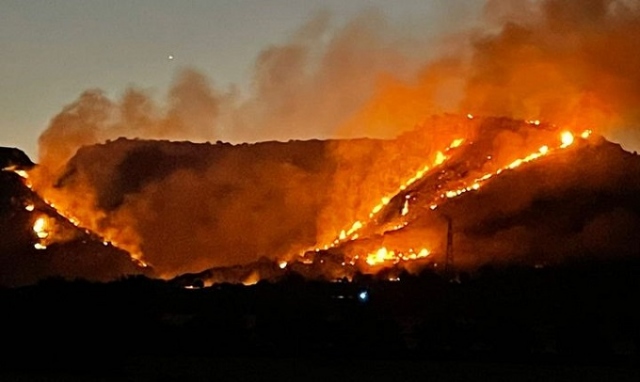 Brucia una vasta area del feudo di Cassibile: fiamme alte visibili a distanza