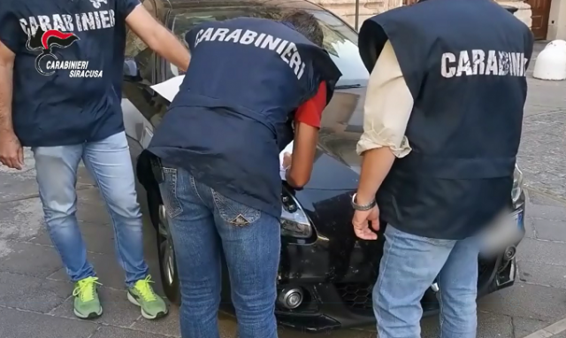 Siracusa, si ribella allo spaccio di droga nel suo quartiere: disabile pestato e derubato. Tre arresti