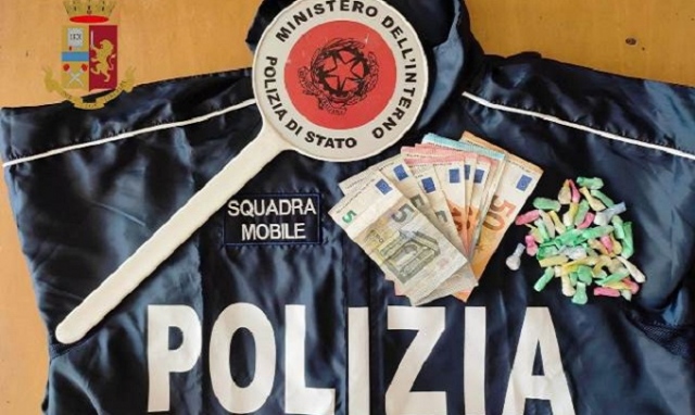 Siracusa, market della droga in un palazzo della Mazzarrona: in manette 47enne