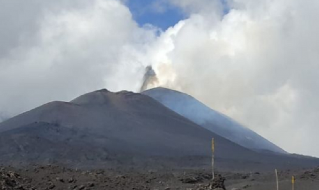 Etna, nube eruttiva: chiude un settore dello spazio aereo all'aeroporto di Catania