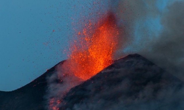 Etna: nuova fontana lava notturna dal cratere Sud-est