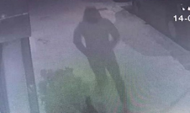 Siracusa, bomba carta contro tabaccheria di via Piave: il fotogramma dell'autore che ha piazzato l'ordigno