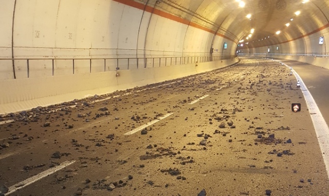 Autocarro perde materiale in autostrada: tratto chiuso all'altezza di Lentini