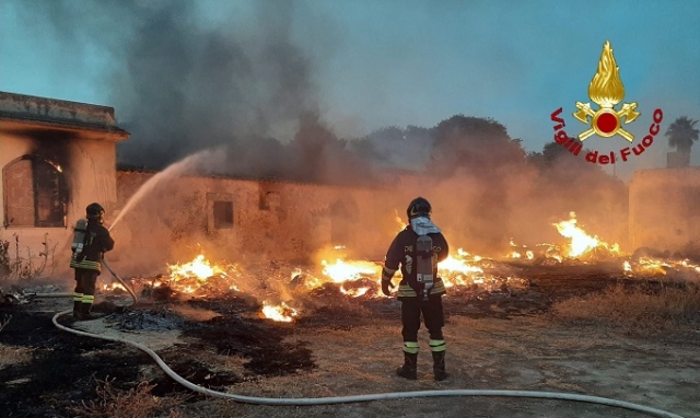 Siracusa, incendio di sterpaglie all'Arenella