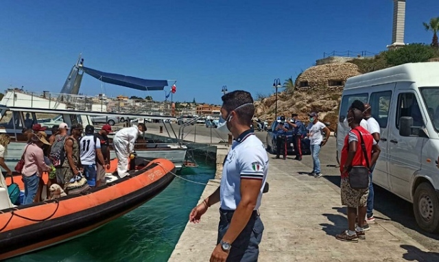 Lampedusa, 14 sbarchi in un giorno