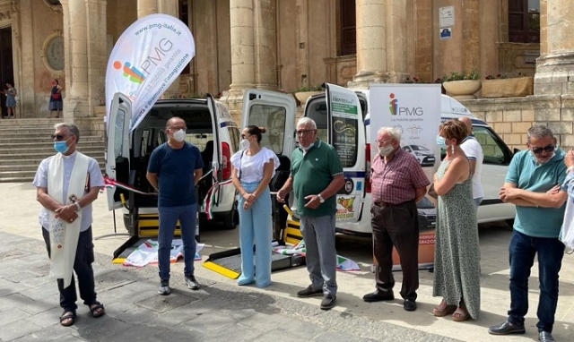 Noto, consegnati due nuovi mezzi per il trasporto dei soggetti deboli nei luoghi di cura