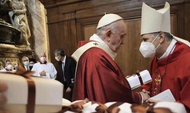 L'arcivescovo di Siracusa, Mons. Lomanto riceve il Pallio da Papa Francesco