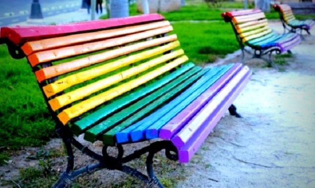 Siracusa, una "Panchina Rainbow" per ricordare le vittime di omolesbotransbifobia