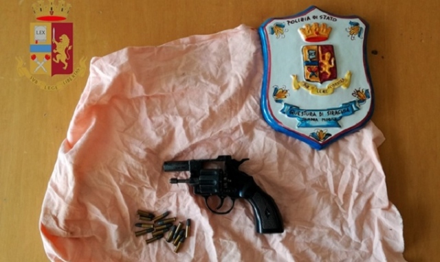 Siracusa, nascondeva nel ripostiglio di casa un revolver e 14 cartucce: arrestato