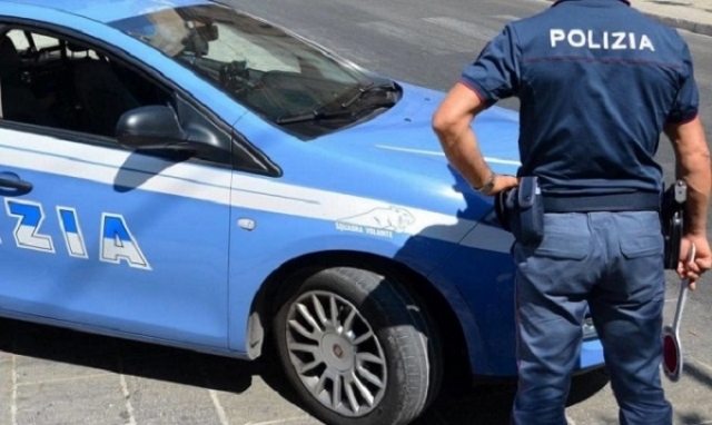 Siracusa, calci e pugni i poliziotti che lo sorprendono fuori dai domiciliari