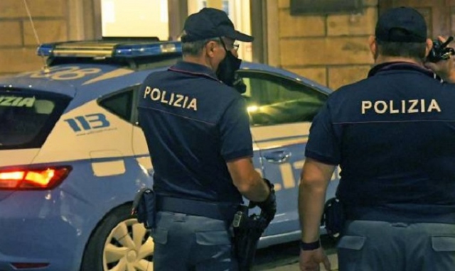 Siracusa, senzatetto aggredisce a calci e pugni i polizotti: arrestato