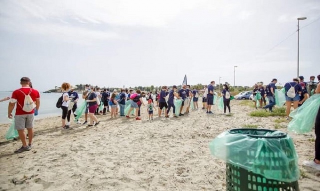 Siracusa, ripulita dai rifiuti spiaggia Serra a La Maddalena