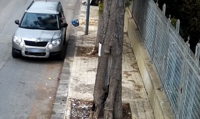 Avola, lancia il sacchetto dell'immondizia dal finestrino dell'auto: il sindaco Cannata "Premio porcellino d'oro"