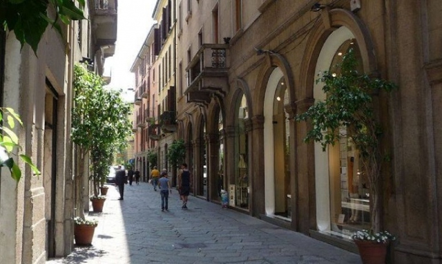 Maestri infioratori di Noto all'opera in via della Spiga a Milano