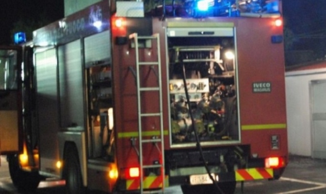 Siracusa, incendio all'interno di un'attività al mercato di Ortigia