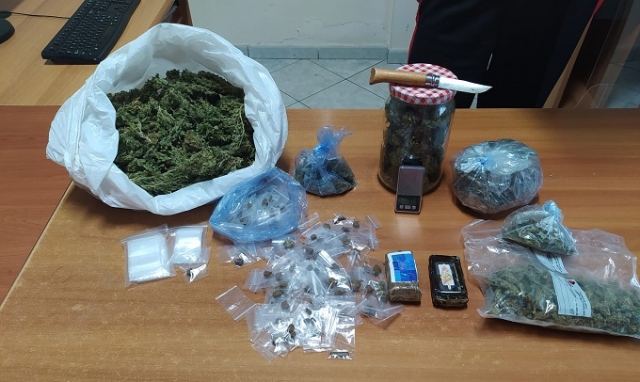 Cassibile, marijuana e hashish nascoste in cucina: in manette 35enne