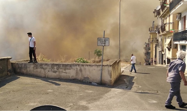 Violento incendio a Carlentini, 2 abitazioni distrutte dal fuoco: ordine di evacuzione