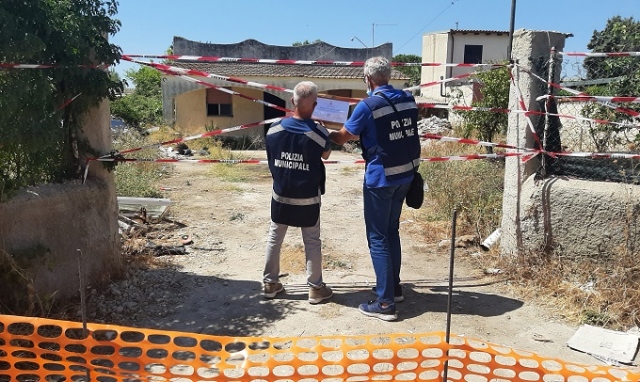 Siracusa, discarica a cielo aperto all'interno di un'area privata a Tivoli: arriva il sequestro