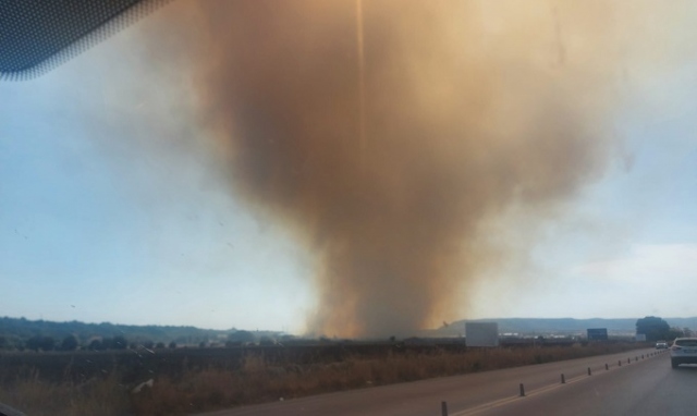 Siracusa, incendio in contrada Spalla: visibilità ridotta e strada chiusa al traffico