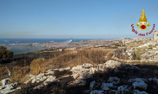 Due vasti incendi a Siracusa: al Castello Eurialo e alla Pizzuta