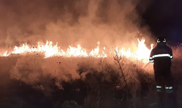 Violento incendio allo svincolo di Siracusa nord fino a notte fonda