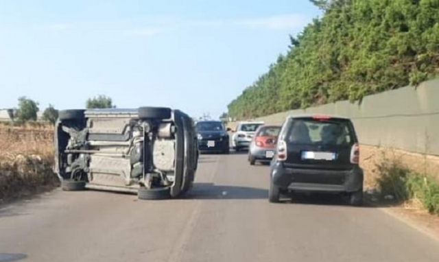 Siracusa, auto finisce la sua corsa su un fianco all'Arenella