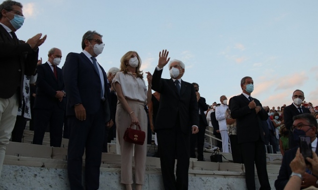 Siracusa, un lungo applauso saluta l'arrivo del presidente Mattarella al Teatro Greco