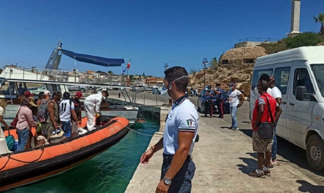 Sbarchi nella notte a Lampedusa: arrivati 212 migranti