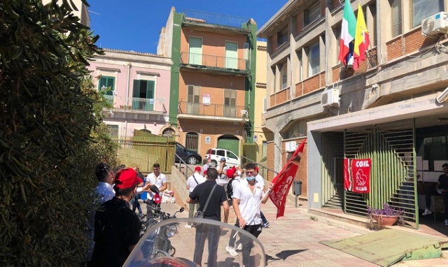 Sgombero supermercato a Pachino, la protesta dei lavoratori al Comune