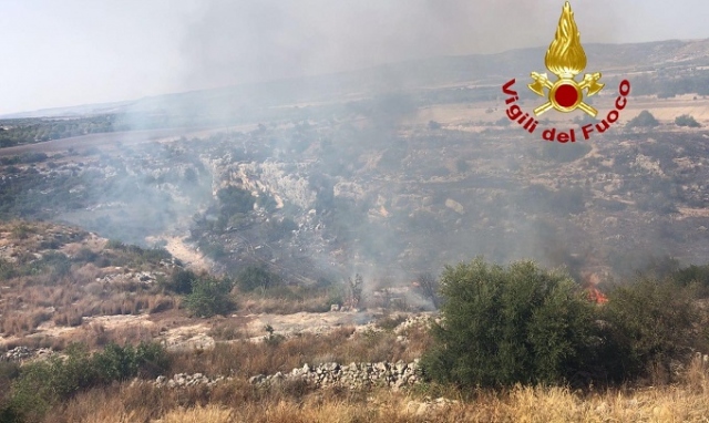 Rosolini, vasto incendio di vegetazione in contrada Stafenna